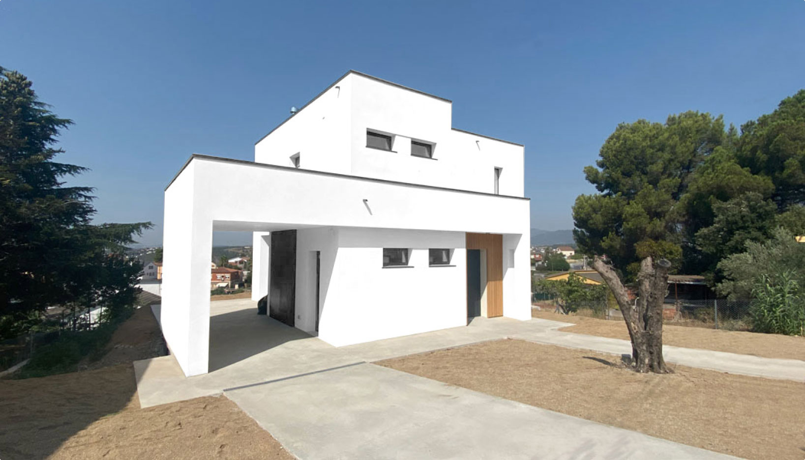 Muestra una casa blanca construida por Madhaus